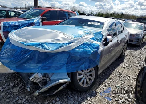 2020 Toyota Camry Le z USA, uszkodzony, nr VIN 4T1C11AK4LU895193